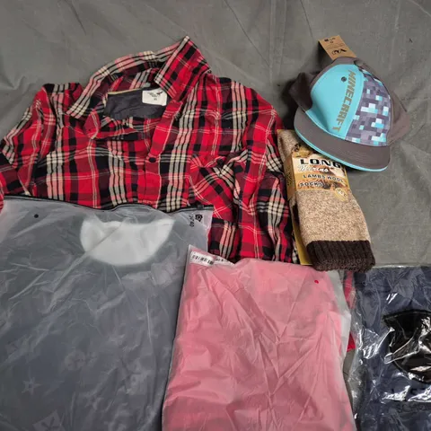 APPROXIMATELY 30 ASSORTED CLOTHING ITEMS IN VARIOUS SIZES, STYLES & COLOURS TO INCLUDE BRANDS SUCH AS CEDAR WOOD STATE, PRO HEAT, MINECRAFT, ETC - COLLECTION ONLY