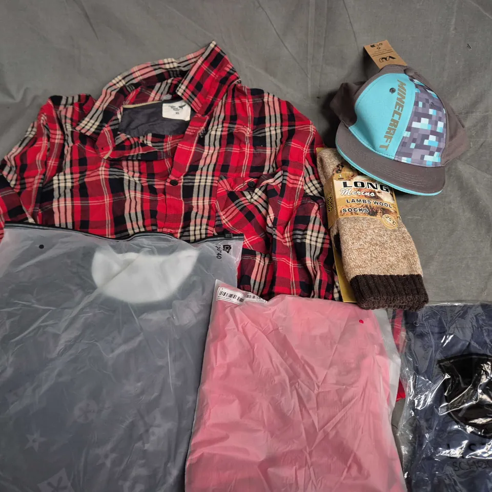 APPROXIMATELY 30 ASSORTED CLOTHING ITEMS IN VARIOUS SIZES, STYLES & COLOURS TO INCLUDE BRANDS SUCH AS CEDAR WOOD STATE, PRO HEAT, MINECRAFT, ETC - COLLECTION ONLY