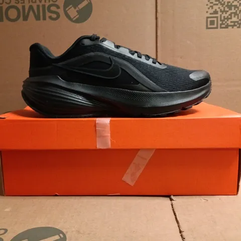 BOXED PAIR OF NIKE DOWNSHIFTER 14 TRAINERS IN BLACK SIZE UK 7