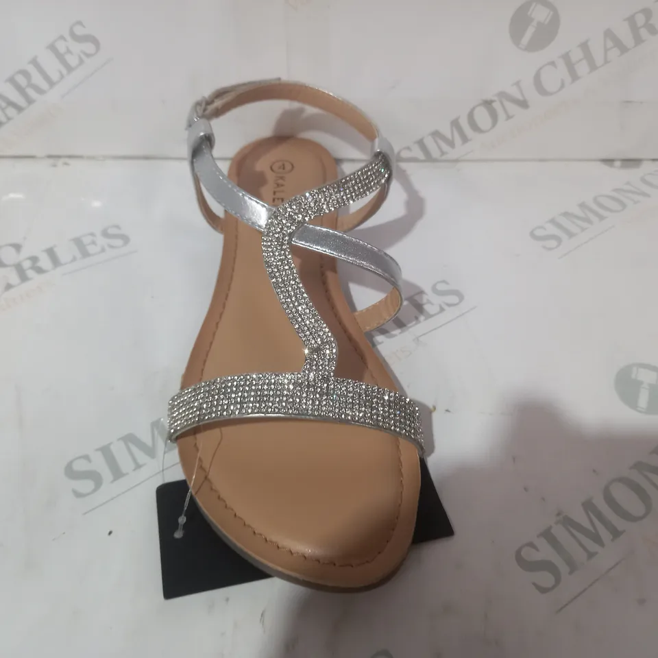 BOXED PAIR OF KALEIDOSCOPE OPEN TOE FLAT SANDALS IN METALLIC SILVER W. JEWEL EFFECT SIZE 4