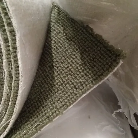 ROLL OF QUALITY DECO PLAINS CARPET - DARK GREEN // APPROX SIZE: 4 X 4.5m