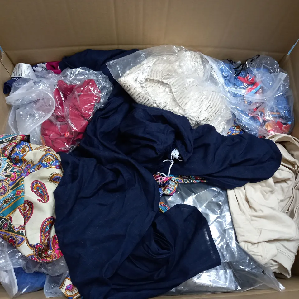 LOT OF ASSORTED CLOTHING ITEMS  AND ACCESSORIES TO INCLUDE; T-SHIRTS, JUMPERS ETC