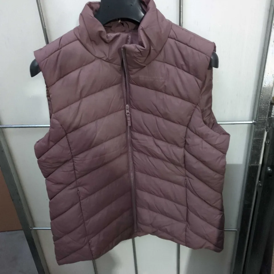 BOX OF APPROXIMATELY 25 ASSORTED CLOTHING ITEMS TO INCLUDE: ASOS JEANS AND GILLET