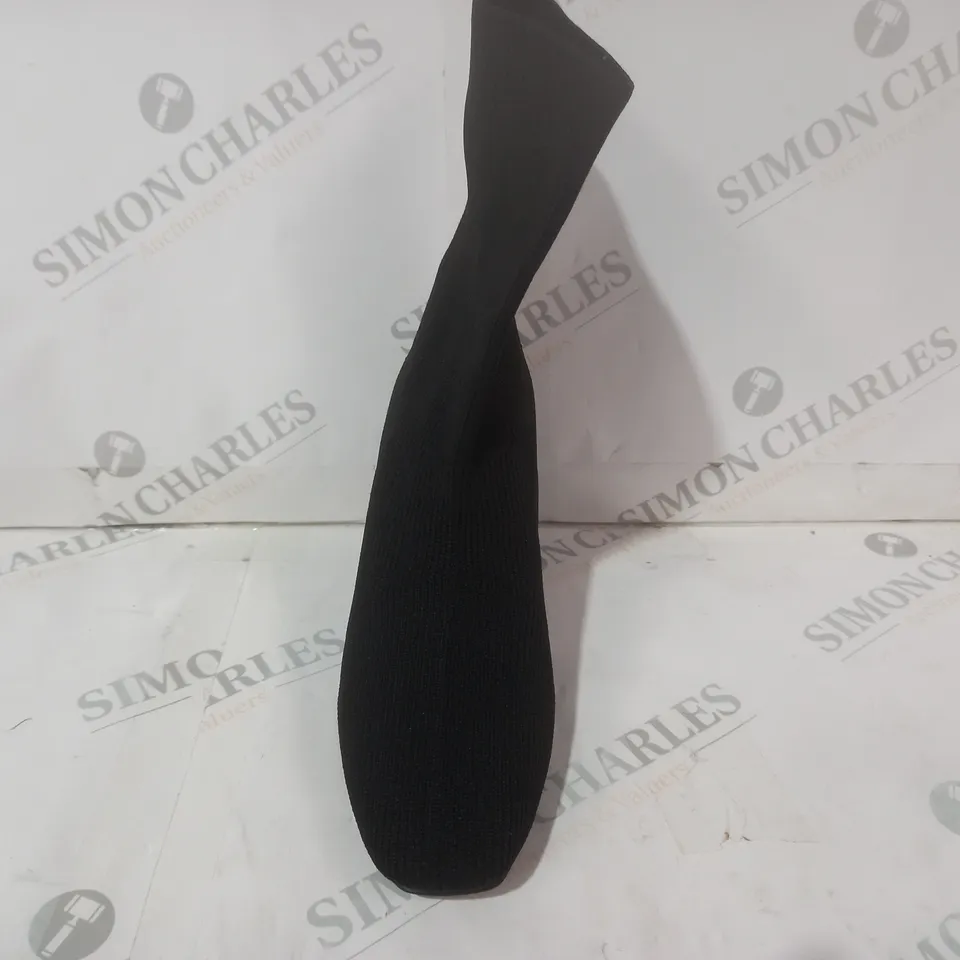BOXED PAIR OF DESIGNER BLOCK HEEL FABRIC SHOES IN BLACK EU SIZE 37