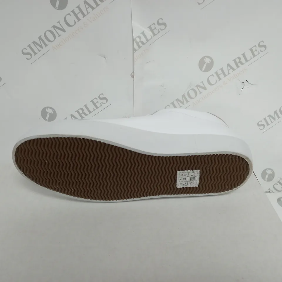 BOXED PAIR OF SKETCHERS SHOES SIZE 36.5