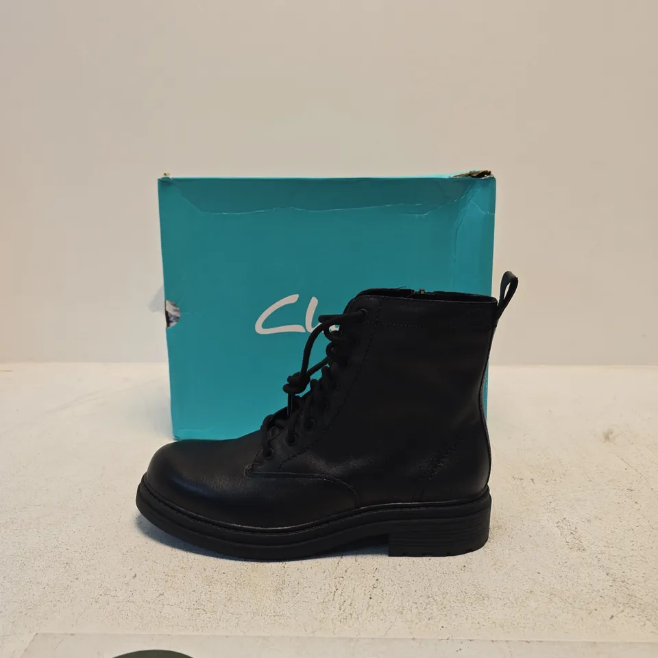 CLARKS ORINOCO3 STYLE BLACK LEATHER BOOTS – UK 8