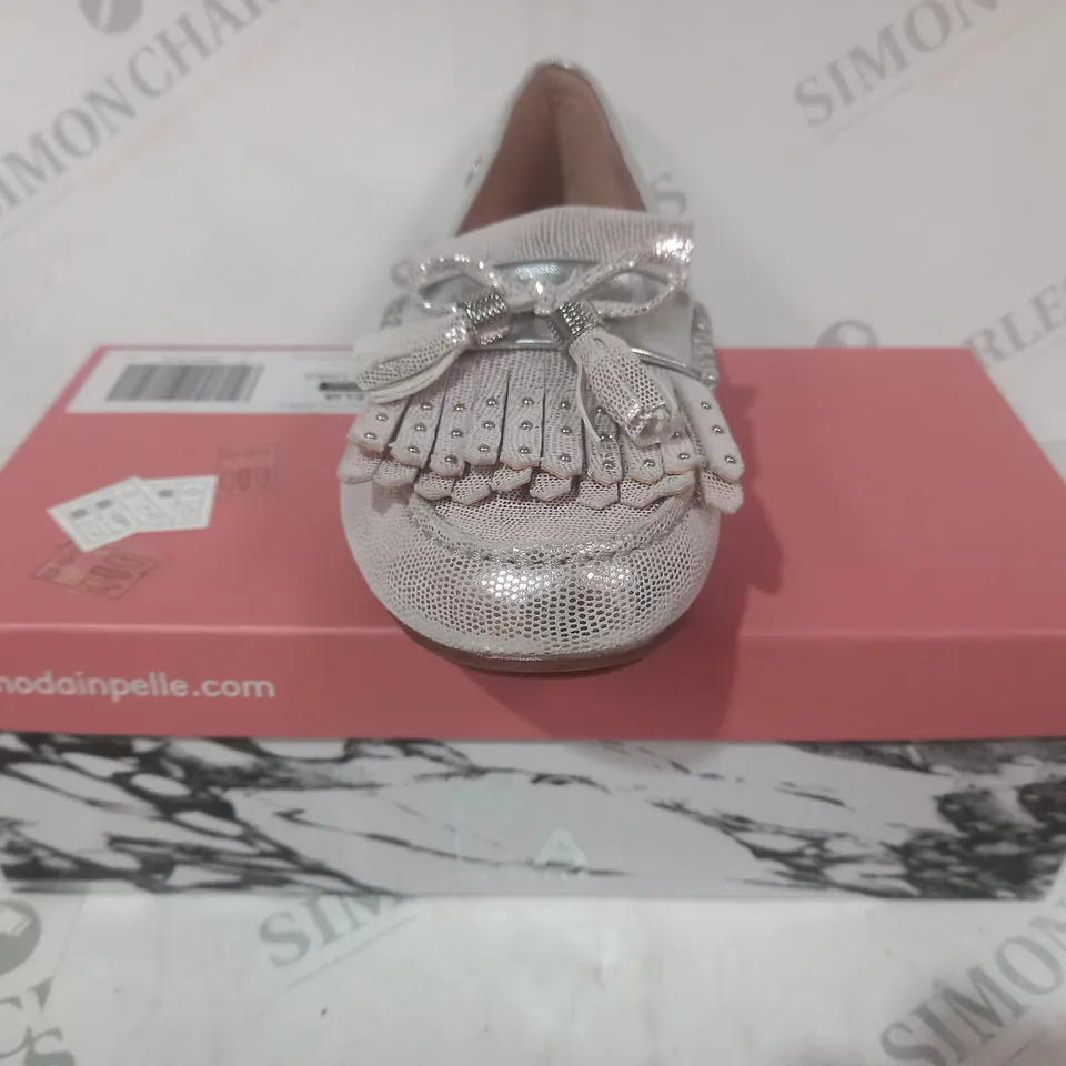 BOXED PAIR OF MODA IN PELLE ETHELIA LOAFERS IN SILVER SIZE 6
