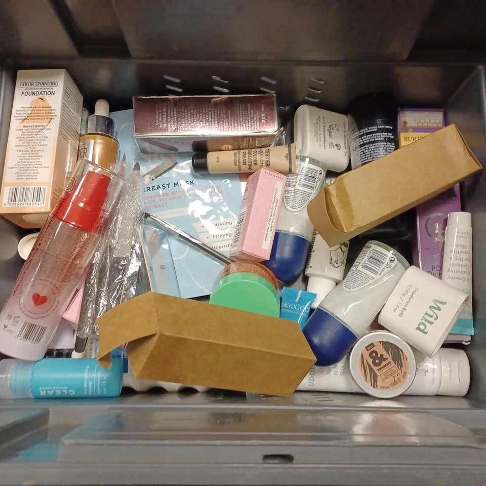 BOX OF APPROX 20 ASSORTED HEALTH AND BEAUTY ITEMS TO INCLUDE - DOVE REVIVNG BODY WASH - HAWAIIAN TROPIC AFTER SUN - GARNIER AMBRE SOLAIRE CLEAR PROTECT SPF 30 ECT