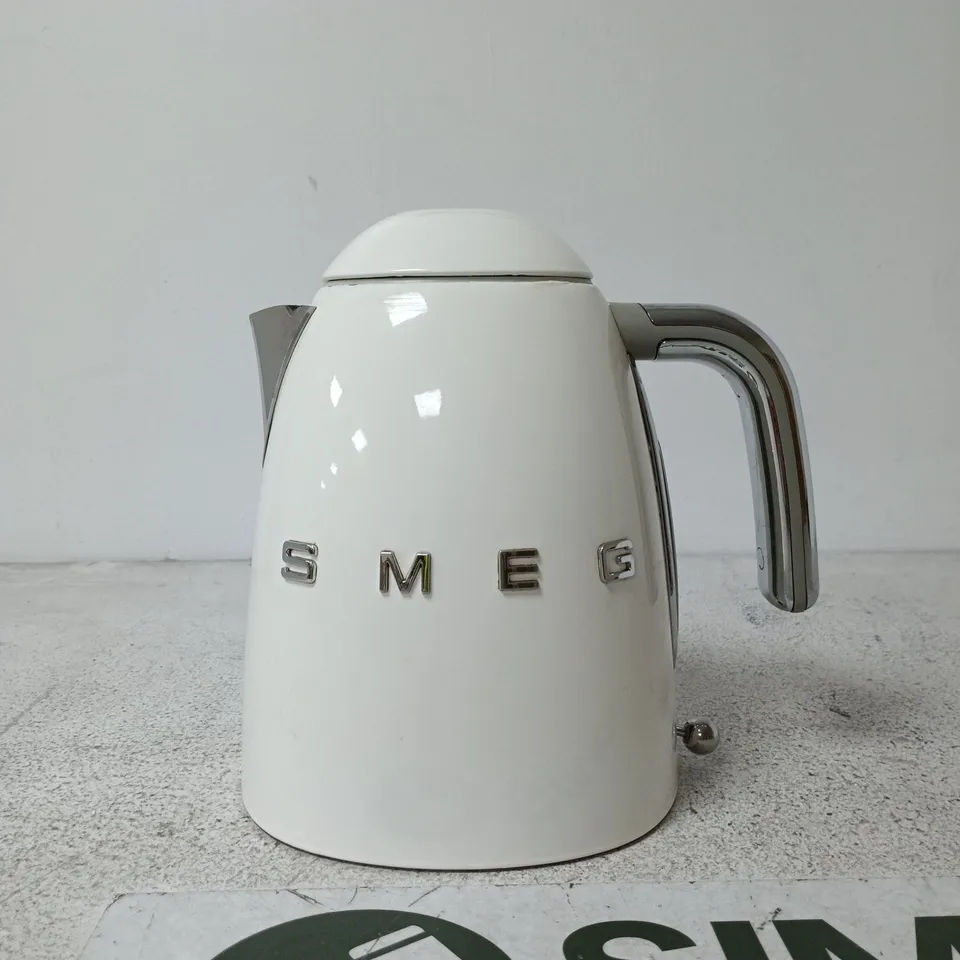 SMEG WHITE ELECTRIC KETTLE UNBOXED