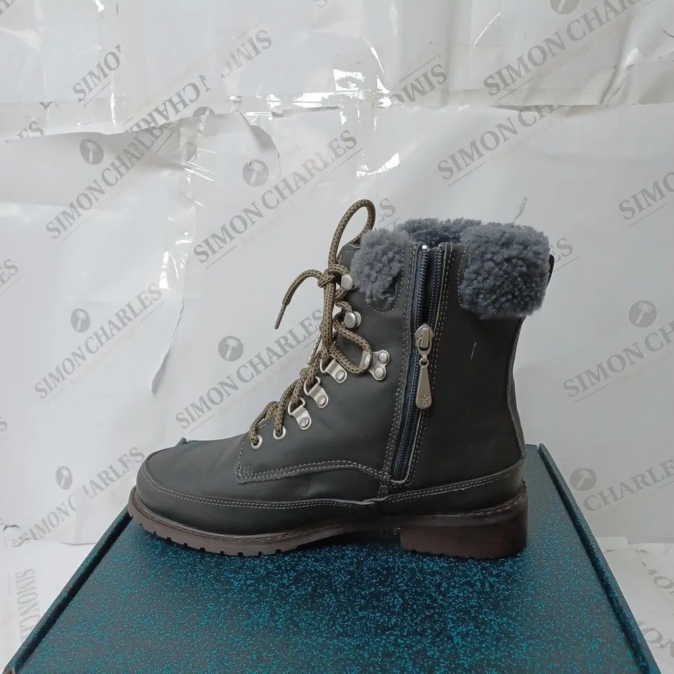 BOXED EMU AUSTRAILIA OKAB WATERPROOF BOOTS, DARK GREY - SIZE 6