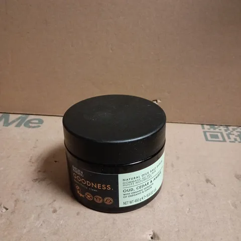 BAYLIS & HARDING GOODNESS NATURAL OILS SALT SCRUB - OUD, CEDAR & AMBER, 450 G