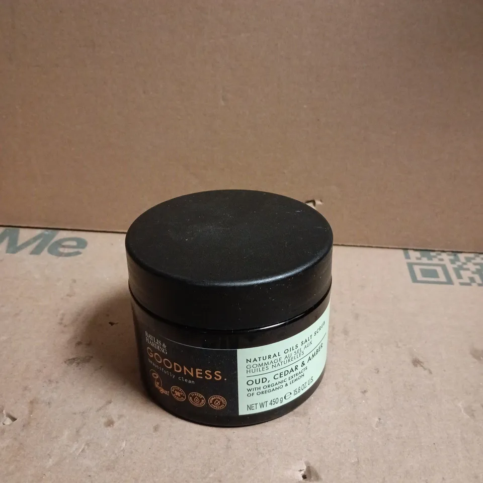 BAYLIS & HARDING GOODNESS NATURAL OILS SALT SCRUB - OUD, CEDAR & AMBER, 450 G