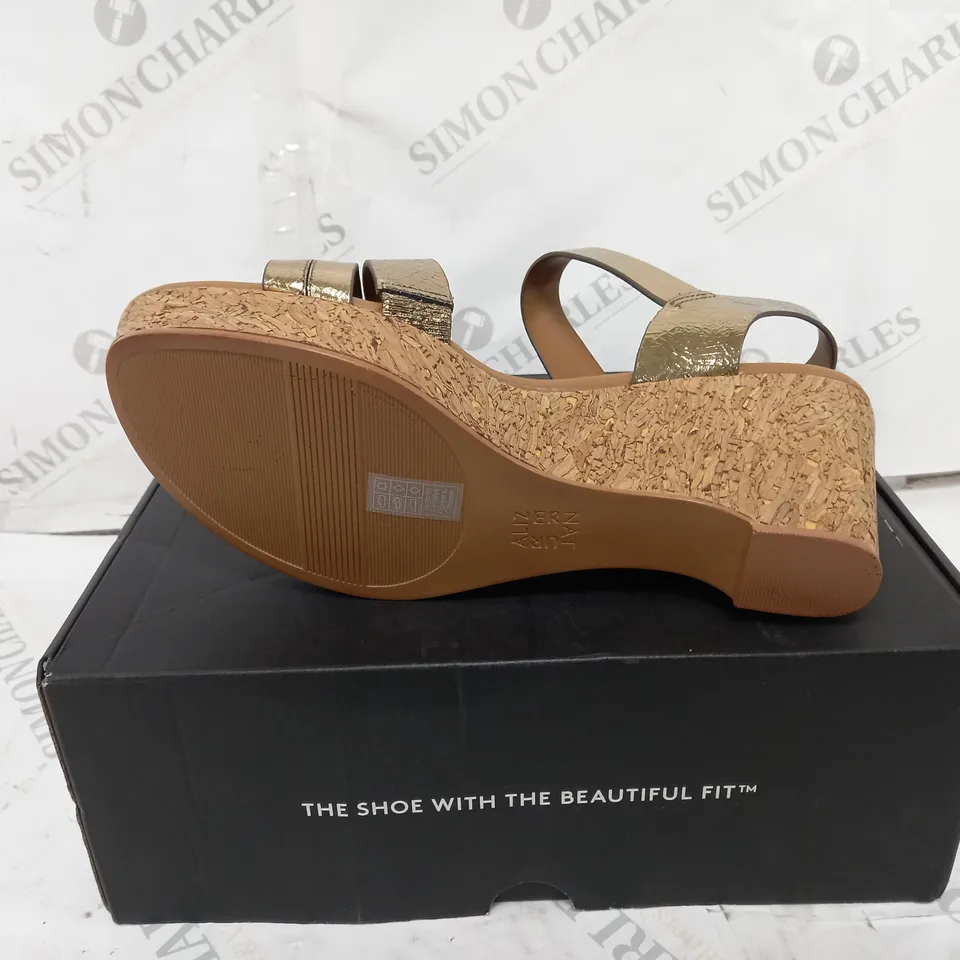 NATURALIZER WEDGE SANDLAS SIZE 9 