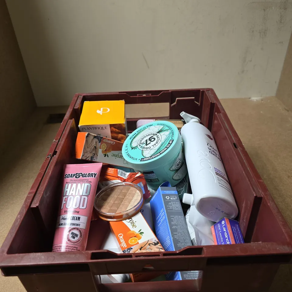 TOTE OF APPROXIMATELY 20 ASSORTED COSMETIC ITEMS TO INCLUDE DOVE SCALP HAIR THERAPY, SOAP & GLORY HAND FOOD, GARNIER ALOE VERA+ HAIR FOOD, RIMMEL RADIANCE BRICK ETC