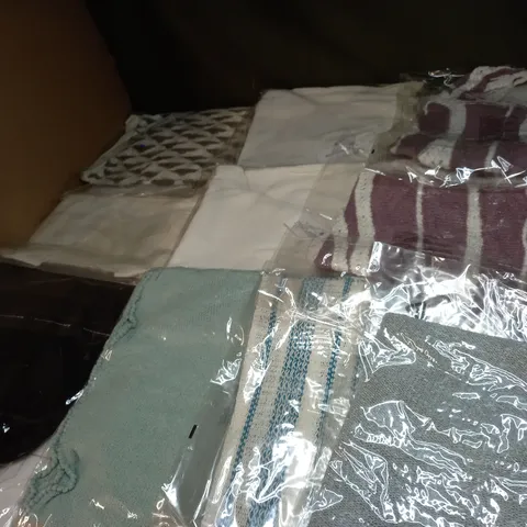 LOT OF APPROX 10 ASSORTED CLOTHING ITEMS IN VARIOUS SIZES