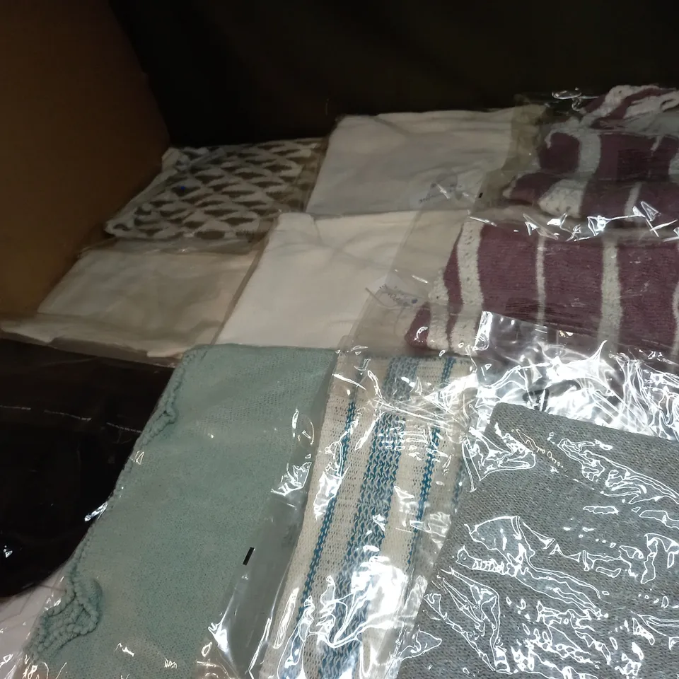 LOT OF APPROX 10 ASSORTED CLOTHING ITEMS IN VARIOUS SIZES