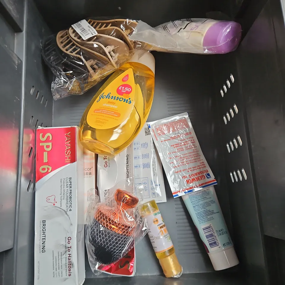 APPROXIMATELY 20 ASSORTED HEALTH & BEAUTY PRODUCTS TO INCLUDE - WAVY EVERYDAY CURL CREAM - GLOWXIE EXFOLIATING FOOT SCRUB - HAIR SYRUP VTAMIN C OIL - ETC
