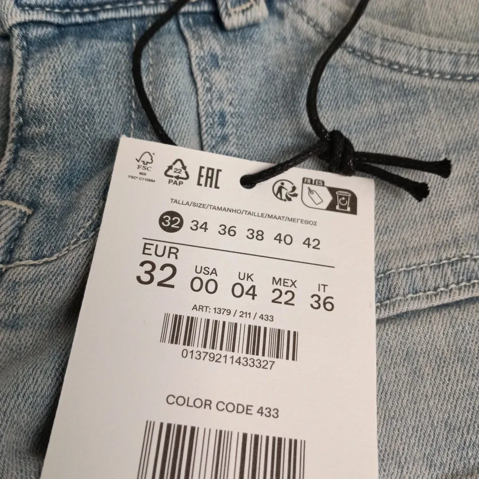 BERSHKA DENIM SHORTS – WOMEN'S, UK 4 (EU 32) – LIGHT WASH