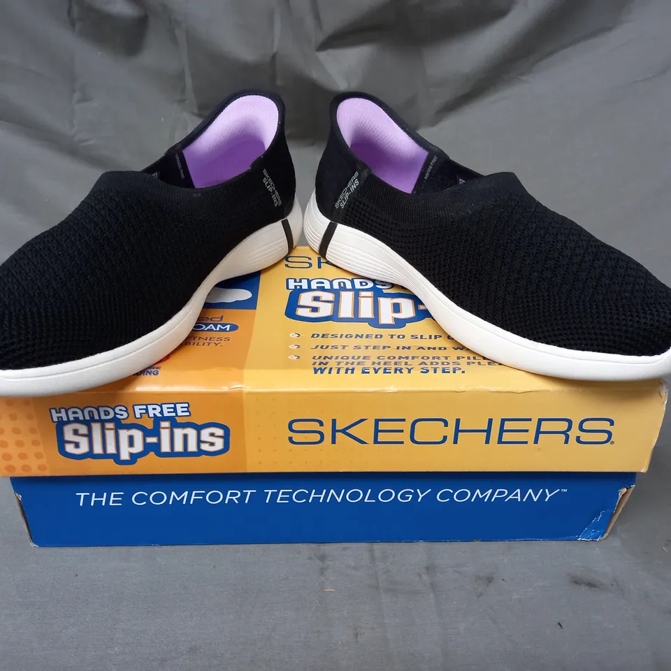 BOXED PAIR OF SKECHERS SLIP-IN SHOES IN BLACK SIZE 6.5