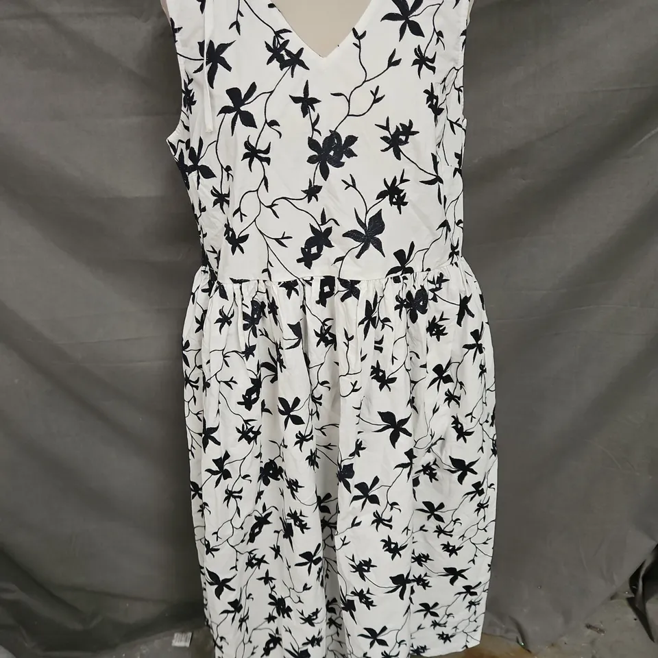 BARBOUR ELINA DRESS IN WHITE/NAVY SIZE 12