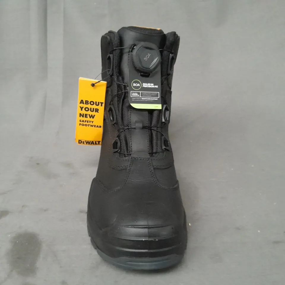 BOXED PAIR OF DEWALT STEEL TOE ANKLE BOOTS IN BLACK UK SIZE 10