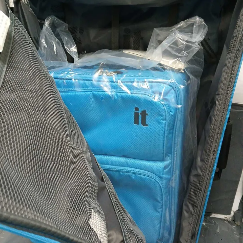 IT LUGGAGE WHEELED SUITCASE SET IN BLUE - COLLECTION ONLY 