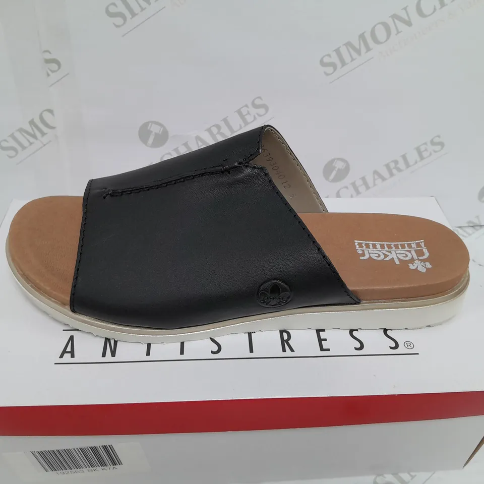 RIEKER ANTISTRESS SLIP ON SANDLE BLACK AND WHITE 