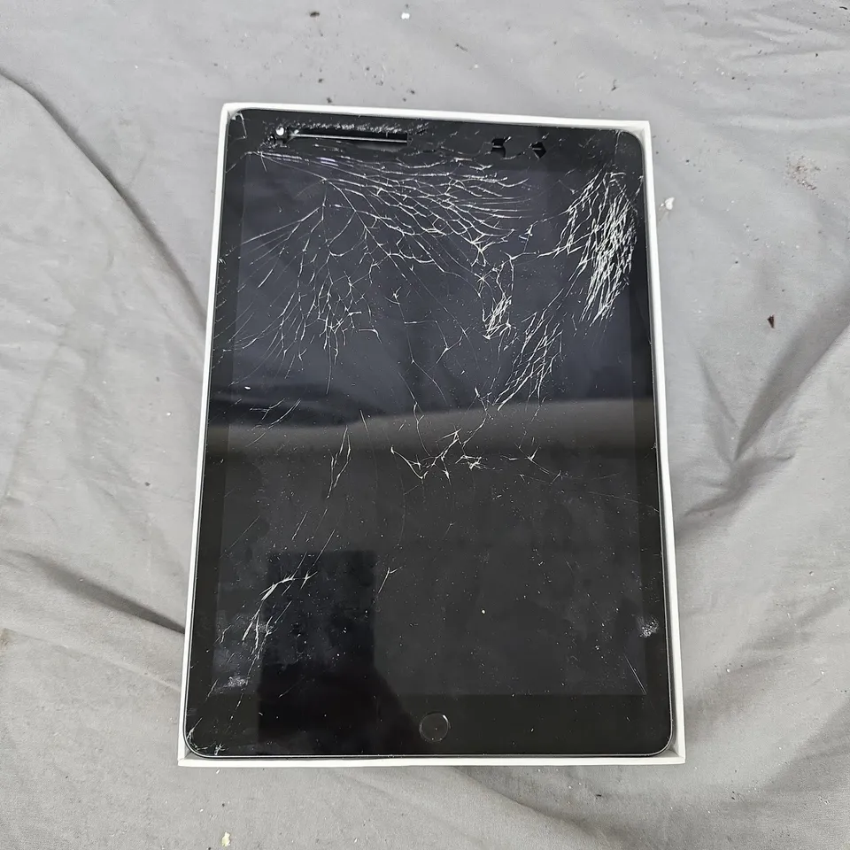 IPAD (2021) 64GB WI-FI 10.2 INCH, BROKEN SCREEN