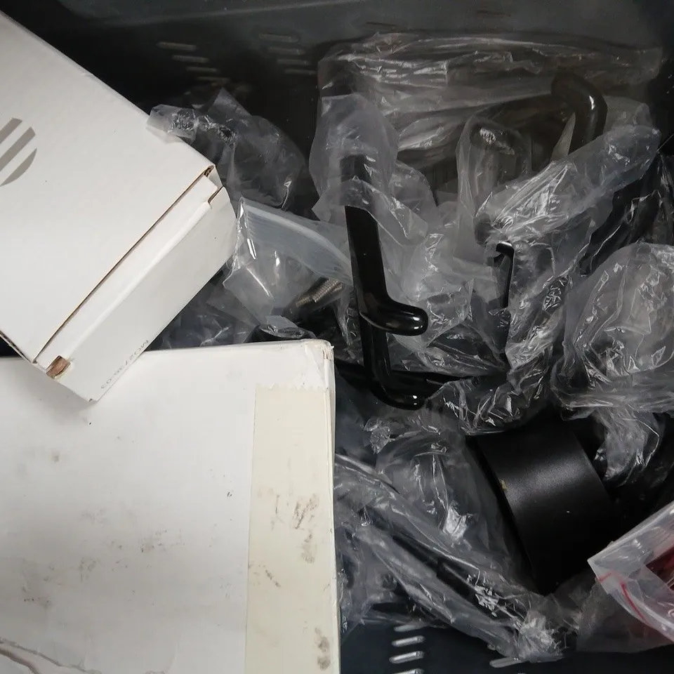 APPROXIMATELY 8 ASSORTED HOUSEHOLD ITEMS TO INCLUDE NEOM DIFFUSER, USA PASSPORT, ETC