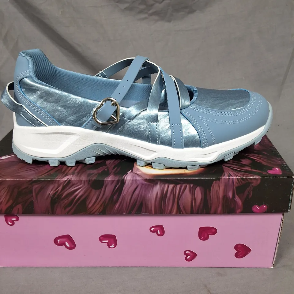 BOXED KOI KYUBI SHIMMERING HIKING MARY JANES IN MINT - UK 7