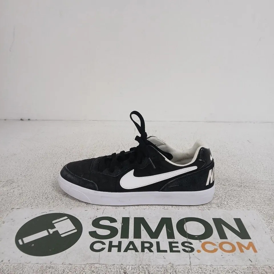 NIKE BLACK & WHITE LOW-TOP SNEAKERS WITH GUM SOLE SIZE 7