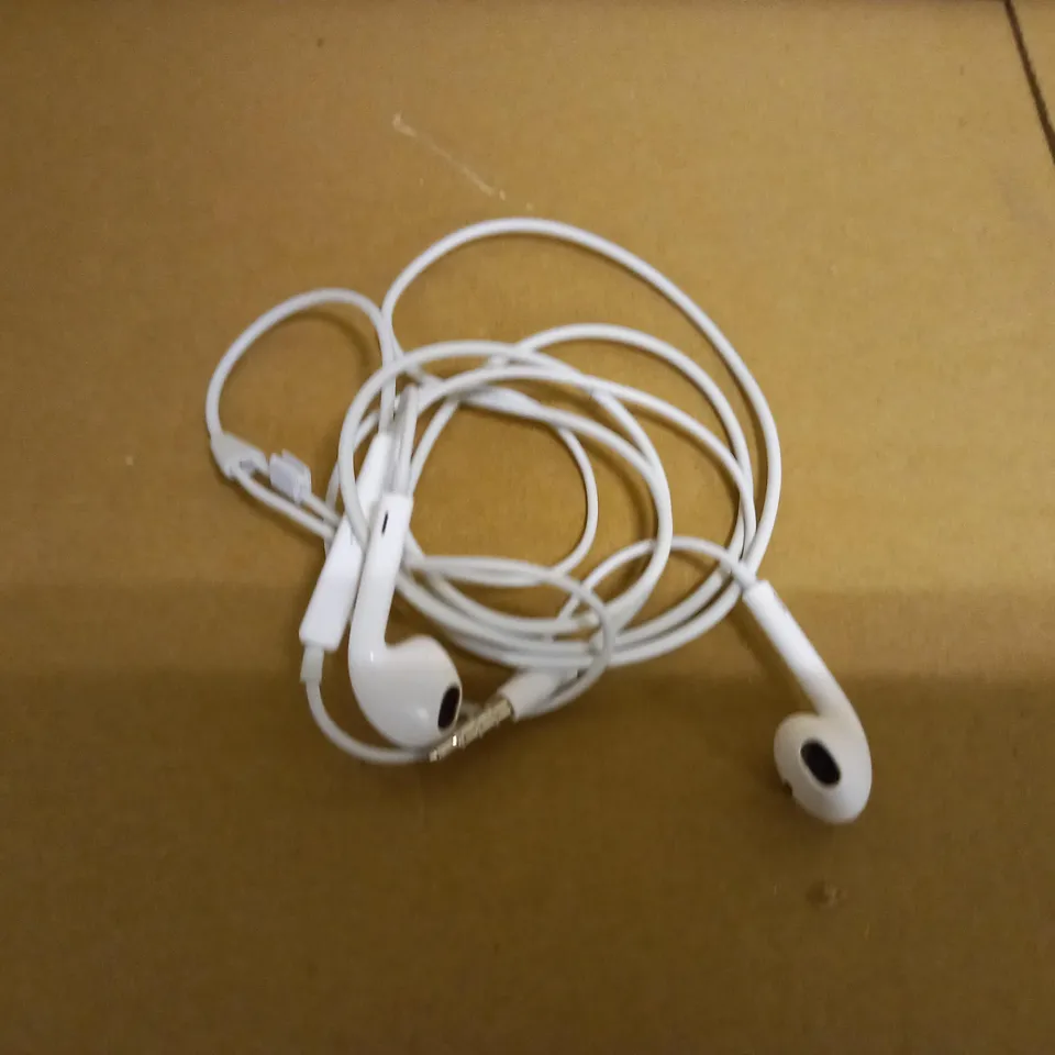 WIRED EARPHONES