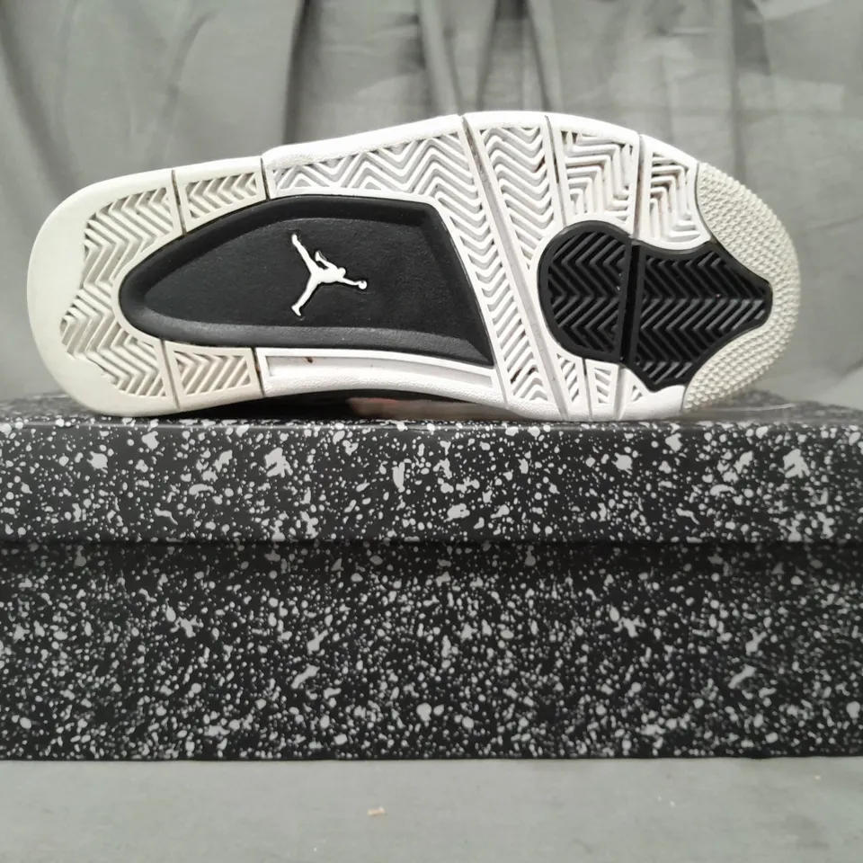 BOXED PAIR OF NIKE AIR JORDAN SHOES IN WHITE/BLACK UK SIZE 5.5