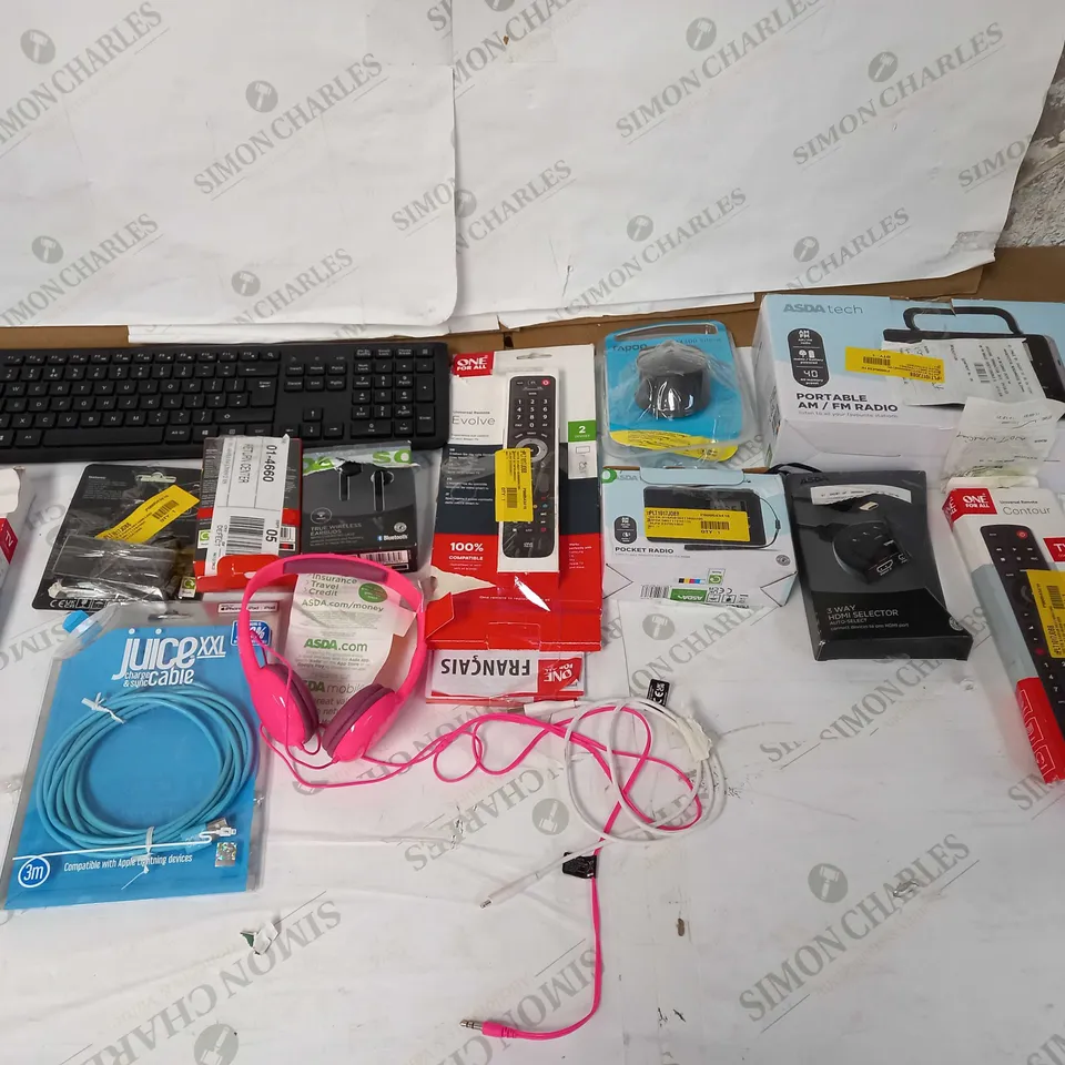 LOT OF APPROXIMATELY 10 ASSORTED ELECTRICAL ITEMS TO INCLUDE JUICE XXL CHARGE CABLE, ONE FOR ALL EVOLVE REMOTE, AND RAPOO M300 SILENT ETC.