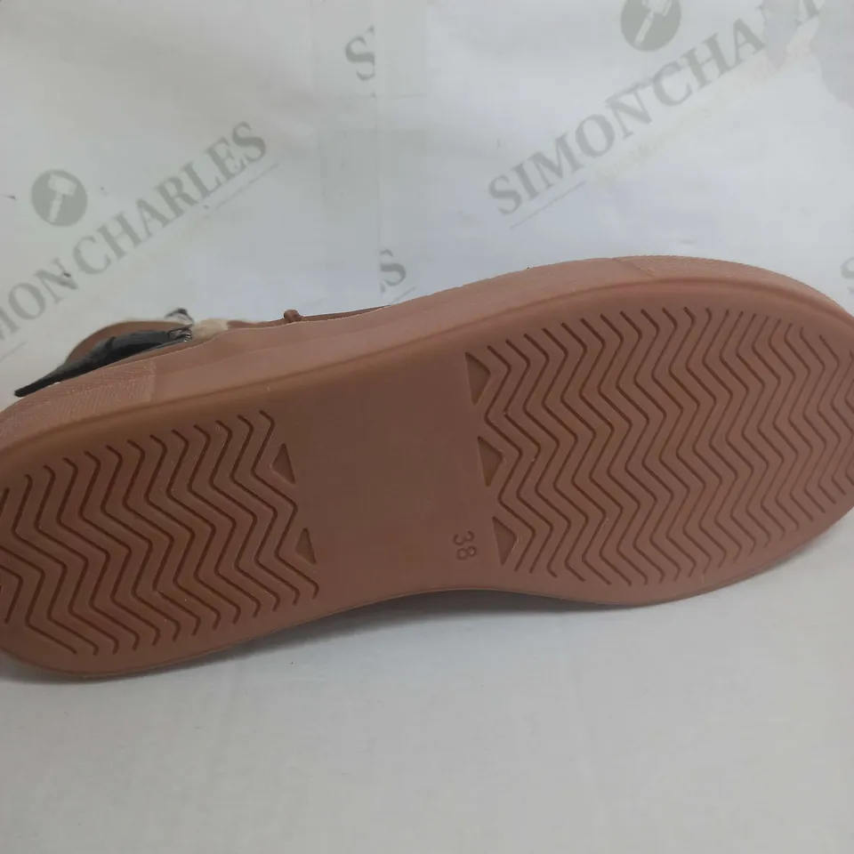 BOXED PAIR OF ADESSO HEATHER LEATHER TRAINERS IN BROWN/BLACK SIZE 5