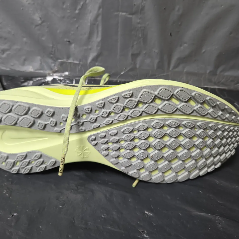 UNBOXED PAIR OF nike running air zoom trainers in green - uk 9