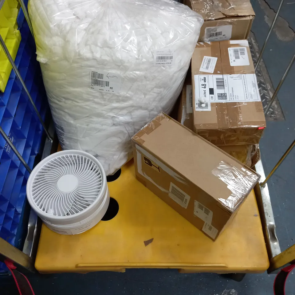 APPROXIMATELY 10 HOUSEHOLD ITEMS TO INCLUDE BEDDING, COOK'S ESSENTIALS KITCHEN HELPER AND A GARDEN SOLAR LANTERN