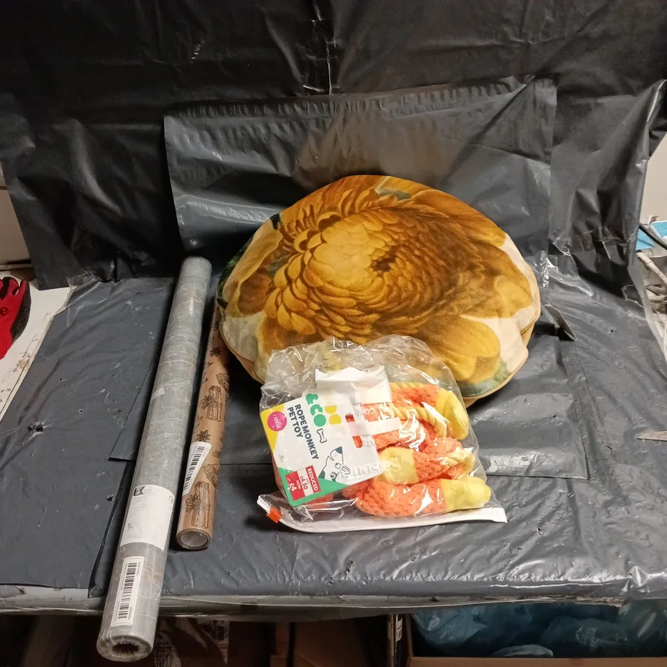 BOX OF APPROXIMATELY 20 ASSORTED HOUSEHOLD ITEMS INCLUDING WALLPAPER, XMAS WRAPPING PAPER, DOG ROPE TOY AND FLOWER CUSHION