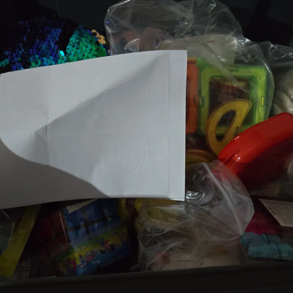 BOX OF APPROX 12 ASSORTED TOYS TO INCLUDE - UNO CARDS , INSIDE OUT 2 , GOLF PRIDE TAPER GRIP ETC