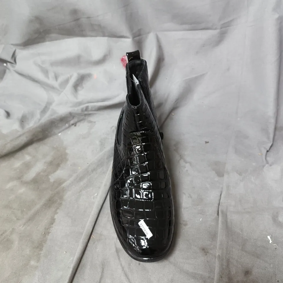 BLACK CROC-EFFECT CHELSEA BOOTS – WOMEN'S ANKLE BOOTS. UK SIZE 5.