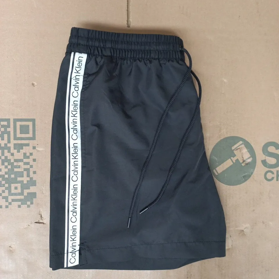 CALVIN KLEIN SHORTS IN BLACK/WHITE SIZE MEDIUM