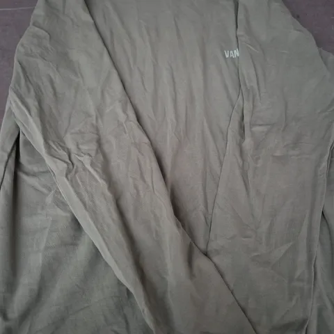 VANQUISH LONG SLEEVE TOP IN GREEN SIZE MEDIUM