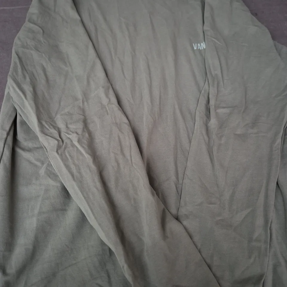 VANQUISH LONG SLEEVE TOP IN GREEN SIZE MEDIUM