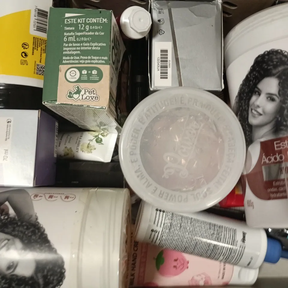 APPROXIMATELY 12 ASSORTED COSMETIC ITEMS TO INCLUDE TWEEZERMAN, FRESH FACE, ETC - COLLECTION ONLY