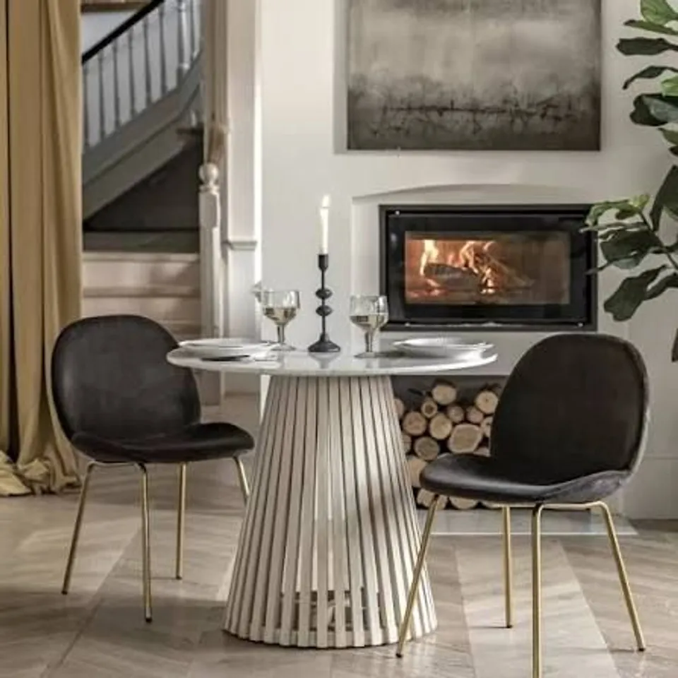 BOXED CEDAR AND SAGE LYMBRIDGE 4 SEATER ROUND DINING TABLE (2 BOXES)