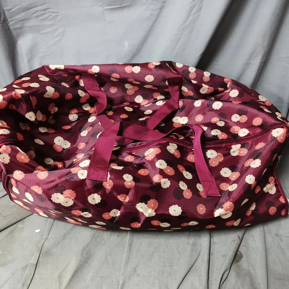 BOX OF APPROXIMATELY 12 ASSORTED ITEMS TO INCLUDE FLORAL HOLD ALL AND ANIMAL PRINT HOLD ALL