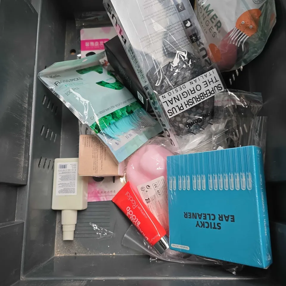 APPROXIMATELY 20 ASSORTED HEALTH & BEAUTY PRODUCTS TO INCLUDE - SHEGLAM SHADOW PALETTES - THE BEAUTY CROP DEWY BOUNCE SETTING MIST - AUSSIE 3 MINUTE MIRACLE DEEP TREATMENT - ETC