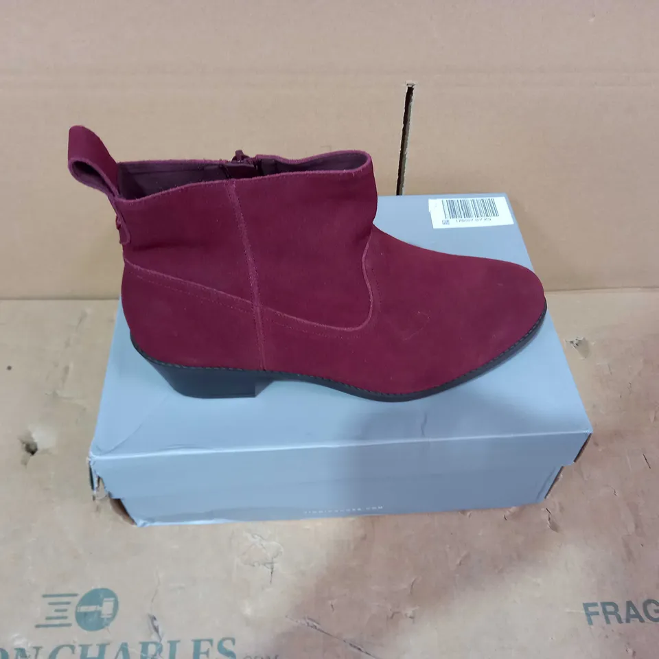 BOXED PAIR OF VIONIC - SIZE 9