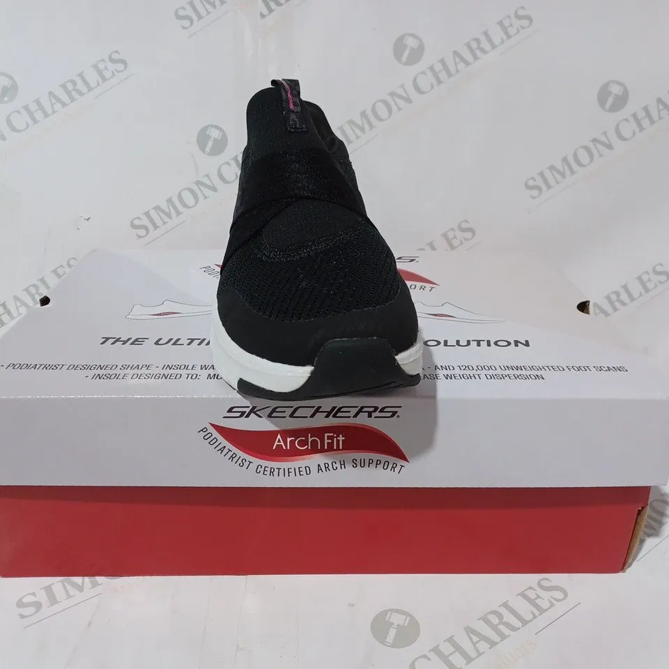 BOXED PAIR OF SKECHERS ARCHFIT TRAINERS IN BLACK SIZE 6.5