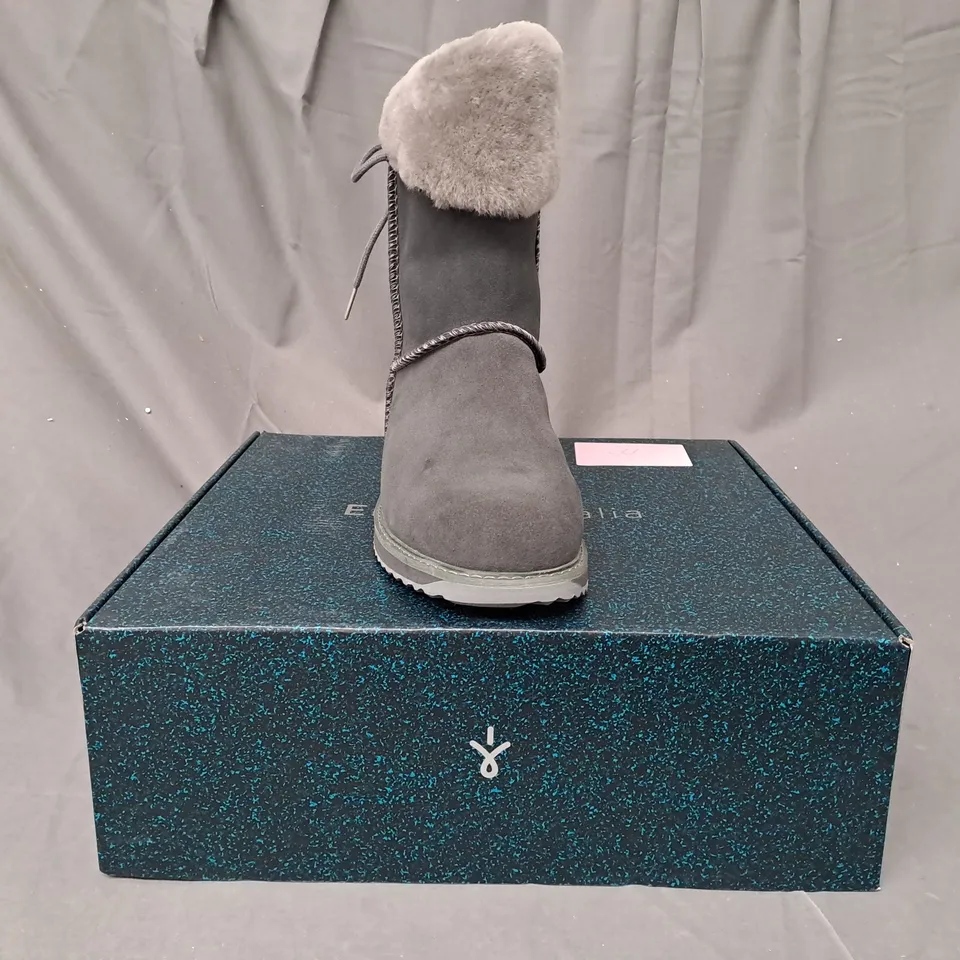 BOXED PAIR OF EMU AUSTRALIA BIRDWOOD BOOTS IN DARK GREY UK SIZE 6